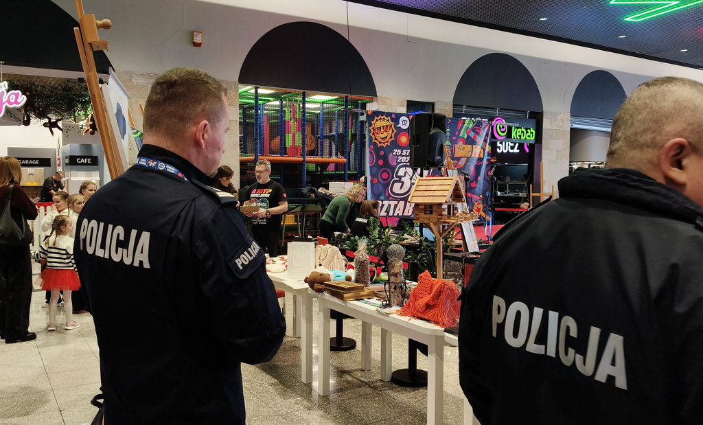 policjanci w czasie Finału Wielkiej Orkiestry Świątecznej Pomocy 