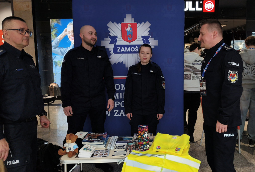 policjanci przy stoisku promocyjnym w czasie Finału Wielkiej Orkiestry Świątecznej Pomocy 