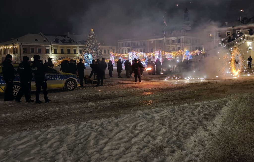 policjanci obok radiowozu w czasie światełka do nieba 