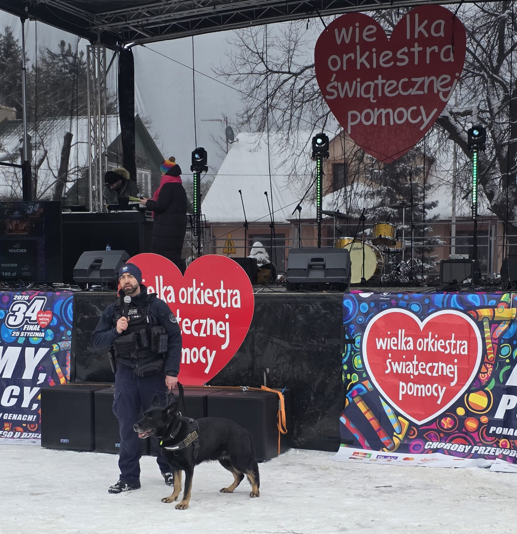 przewodnik z psem służbowym przed sceną 