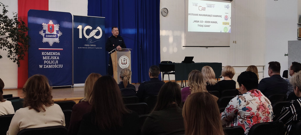 Komendant Miejski Policji w Zamościu mówi do mikrofonu przy mównicy 
