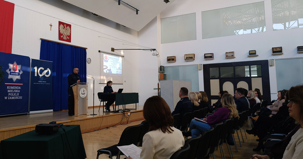 policjant przemawia podczas inauguracji kampanii 