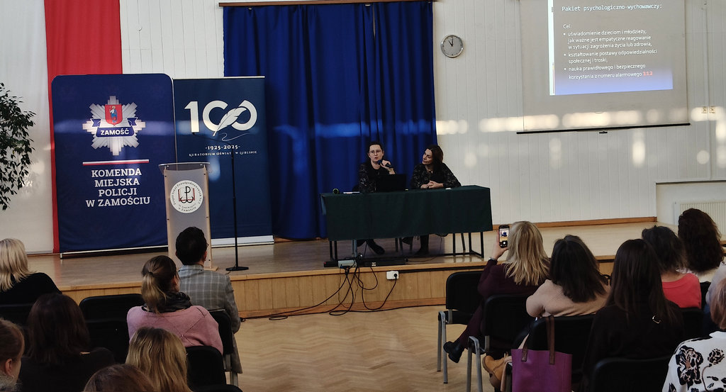 za biurkiem siedzą dwie kobiety