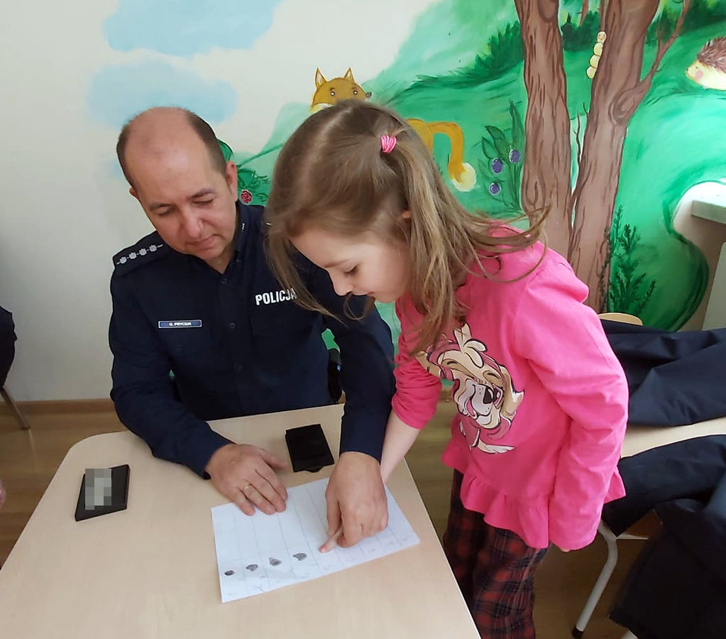 policjanci i przedszkolaki w czasie spotkania profilaktycznego 