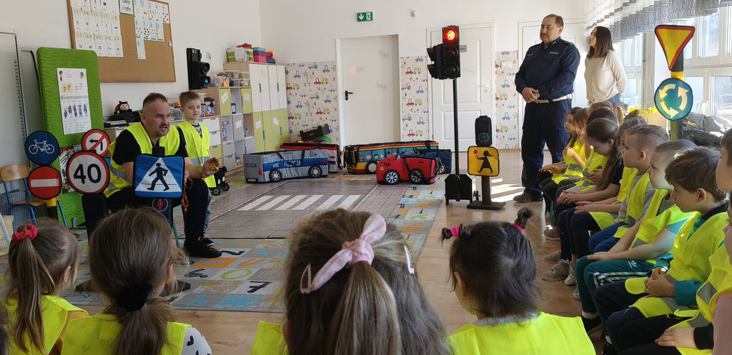 spotkanie profilaktyczne z przedszkolakami, dzieci słuchają prelekcji  