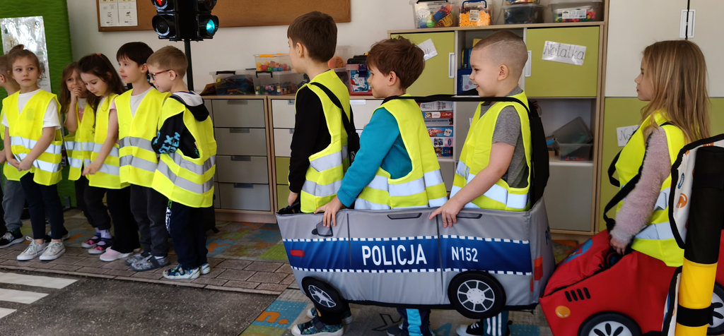 spotkanie profilaktyczne z przedszkolakami, dzieci bawią się tekstylnymi samochodzikami interaktywnymi 