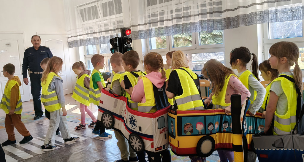 spotkanie profilaktyczne z przedszkolakami, dzieci w tekstylnych samochodzikach 