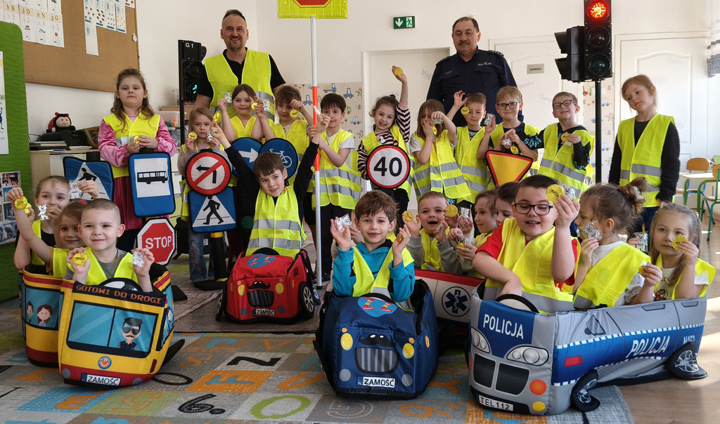 zdjęcie grupowe spotkanie profilaktyczne z przedszkolakami 