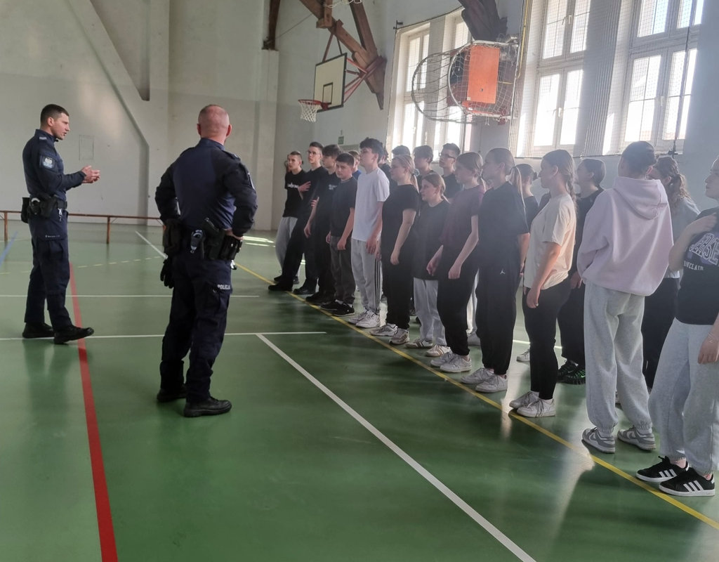 policjanci ćwiczą taktyki i techniki interwencji z uczniami  klasy o profilu mundurowym 