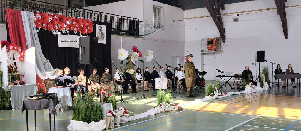 artyści w czasie święta Patrona szkoły 