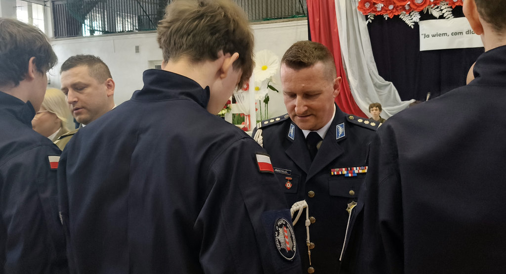 Komendant Miejski Policji w Zamościu gratuluje uczniowi ślubowania 