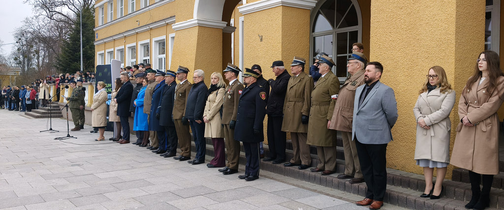 goście zaproszeni na ślubowanie klas pierwszych szkoły mundurowej 