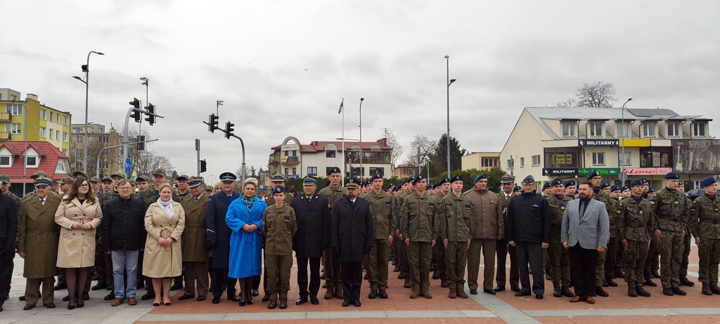 zdjęcie grupowe młodzież oraz zaproszeni na ślubowanie goście 