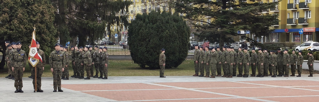 młodzież w czasie defilady 