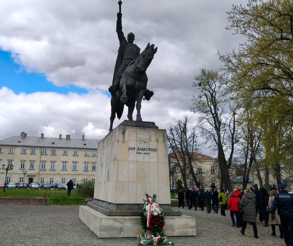 pomnik Jana Zamoyskiego na koniu 