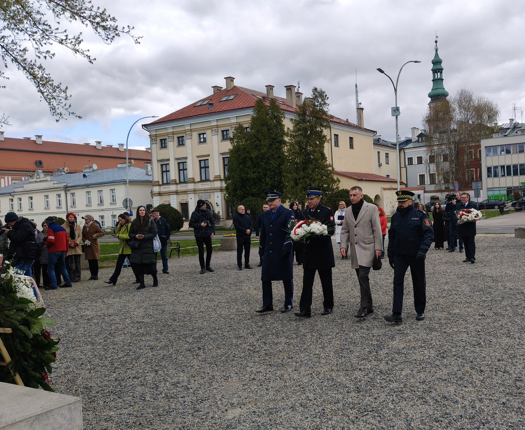 delegacja służb mundurowych składa wieniec pod pomnikiem Jana Zamoyskiego 