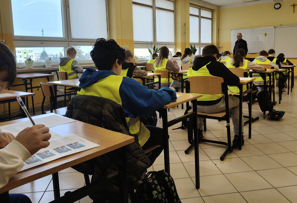 uczestnicy rozwiązują test w czasie eliminacji dla szkół z Zamościa Turnieju Bezpieczeństwa w Ruchu Drogowym 