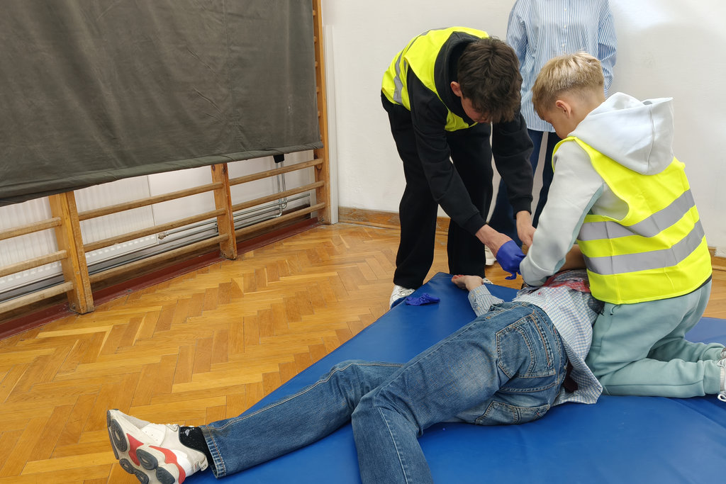 konkurencja udzielania pierwszej pomocy w czasie eliminacji dla szkół z Zamościa Turnieju Bezpieczeństwa w Ruchu Drogowym 