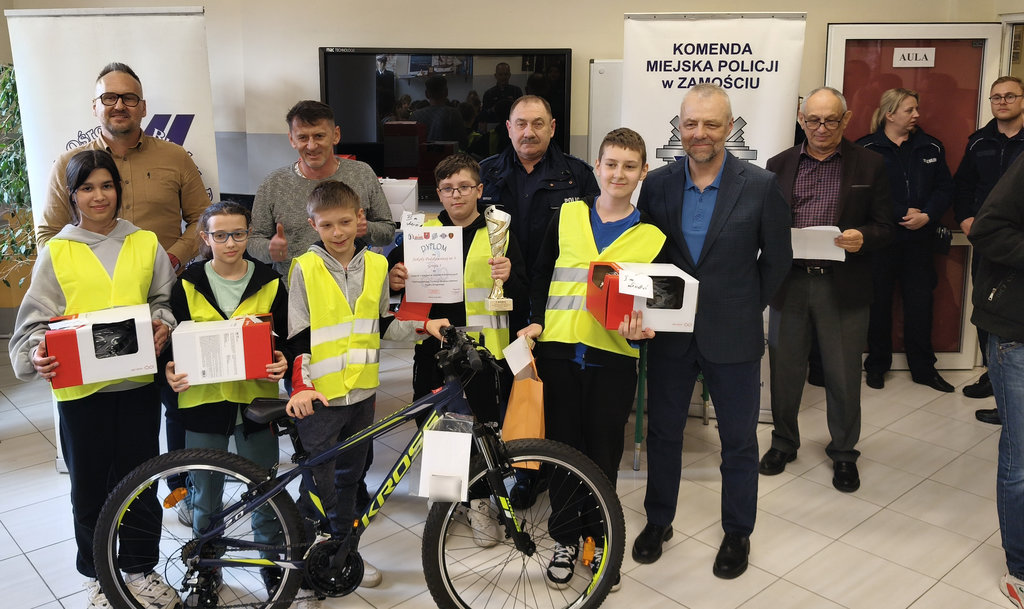 zwycięska drużyna eliminacji gminnych dla szkół z Zamościa Turnieju Bezpieczeństwa w Ruchu Drogowym 