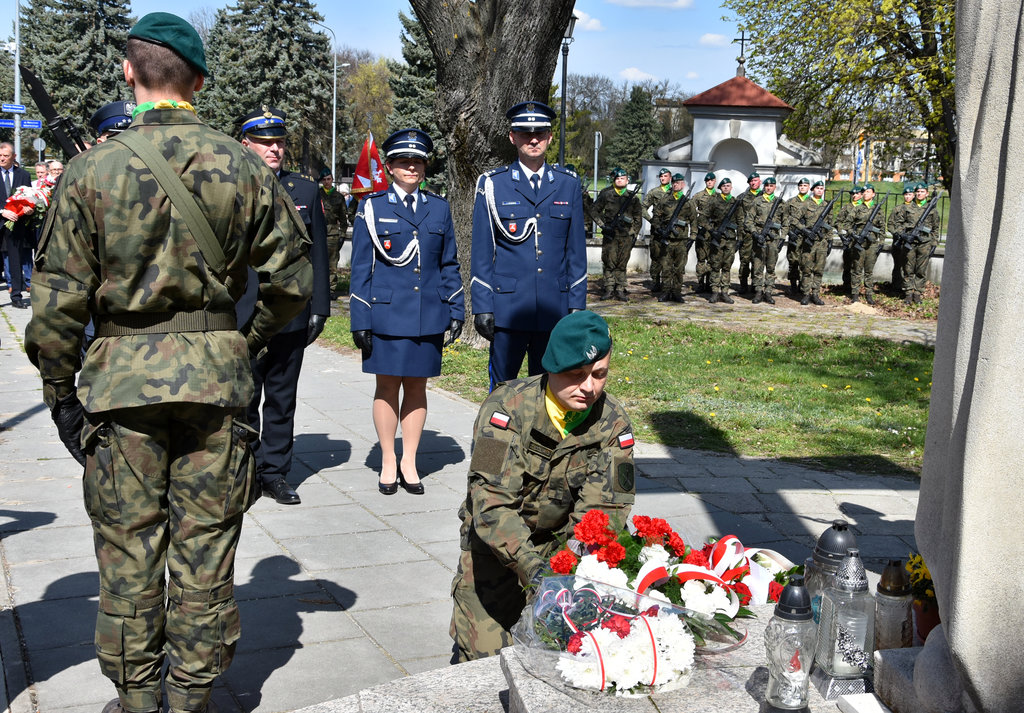 służby mundurowe składają kwiaty przed pomnikiem Krzyża Katyńskiego 