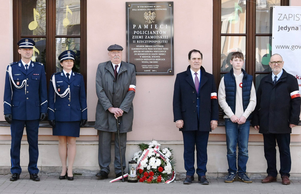 złożenie kwiatów i zapalenie znicza przed tablicą upamiętniającą zamordowanych policjantów 