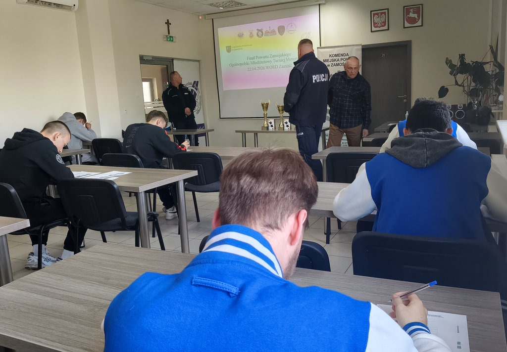 młodzież rozwiązuje test