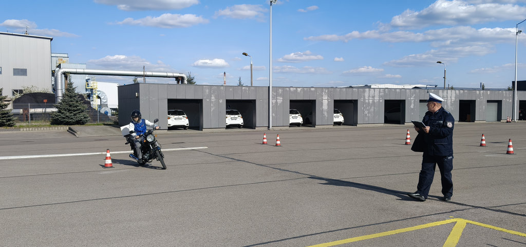 uczeń jeździ motorowerem w czasie turnieju