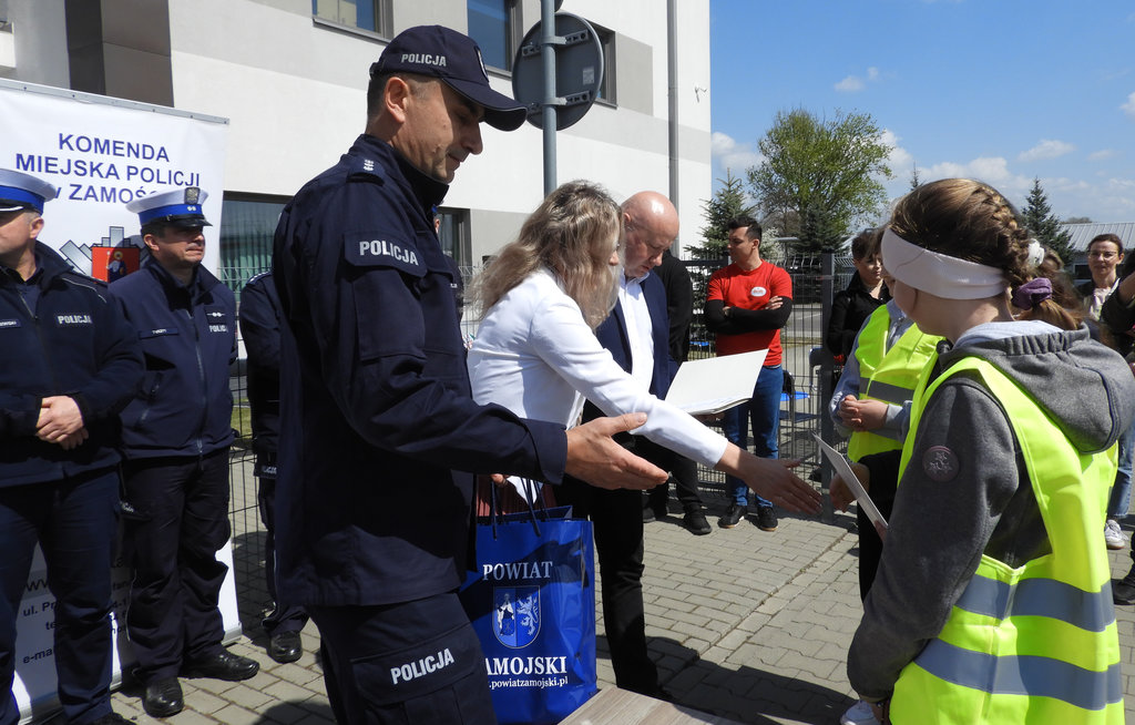 Zastępca Komendanta Miejskiego Policji w Zamościu wręcza nagrody uczestnikom Turnieju Bezpieczeństwa w Ruchu Drogowym