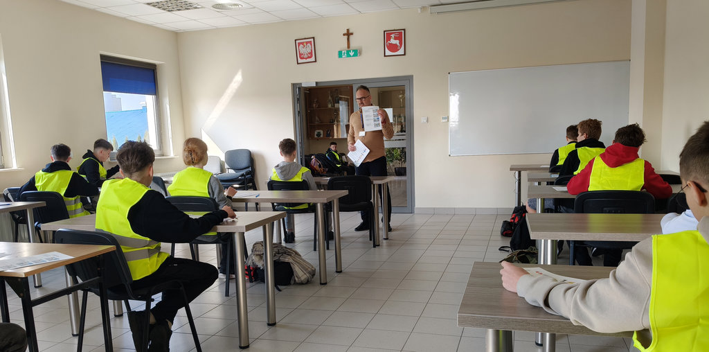 uczestnicy Turnieju Bezpieczeństwa w Ruchu Drogowym piszą test