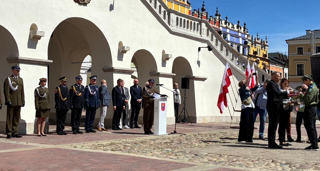przekazanie flag uczestnikom obchodów Dnia Flagi w Zamościu 