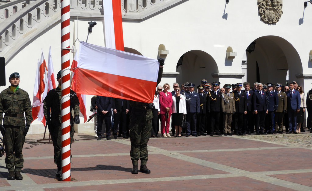 Rynek Wielki w Zamościu obchody rocznicy uchwalenia Konstytucji 3 Maja podniesienie na masz flagi państwowej