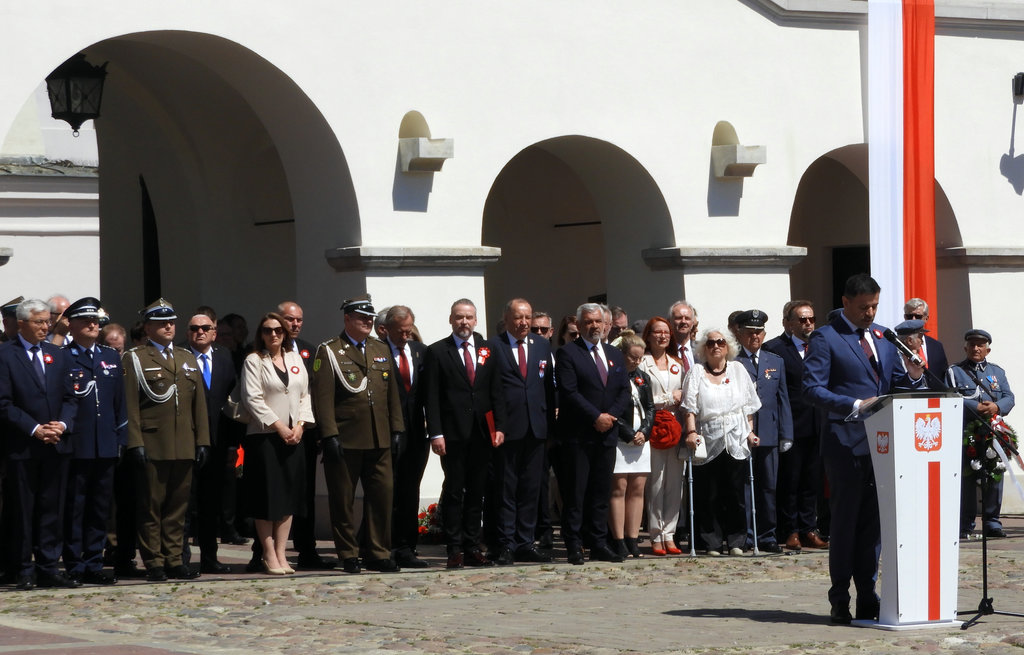 Rynek Wielki w Zamościu obchody rocznicy uchwalenia Konstytucji 3 Maja przemawia Prezydent Miasta