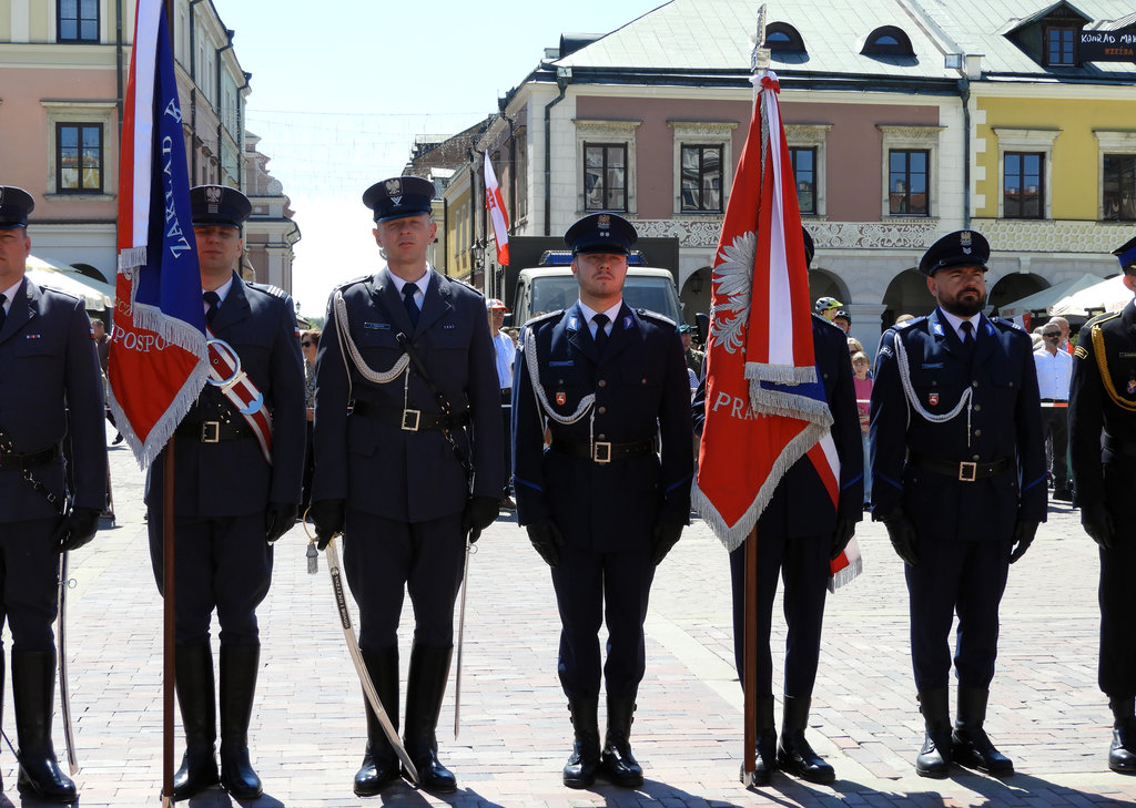 Rynek Wielki w Zamościu obchody rocznicy uchwalenia Konstytucji 3 Maja policyjny poczet sztandarowy