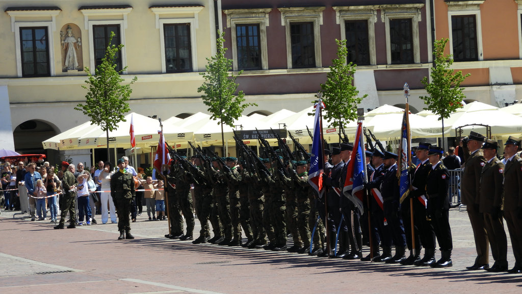 Rynek Wielki w Zamościu obchody rocznicy uchwalenia Konstytucji 3 Maja salwa honorowa