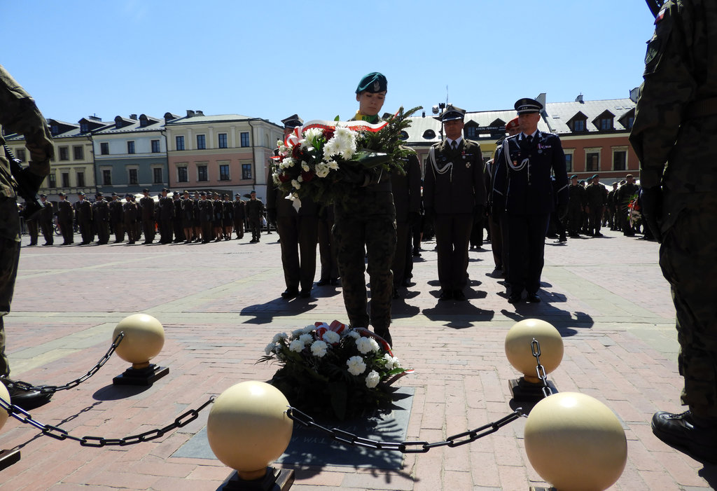 Rynek Wielki w Zamościu obchody rocznicy uchwalenia Konstytucji 3 Maja złożenie kwiatów