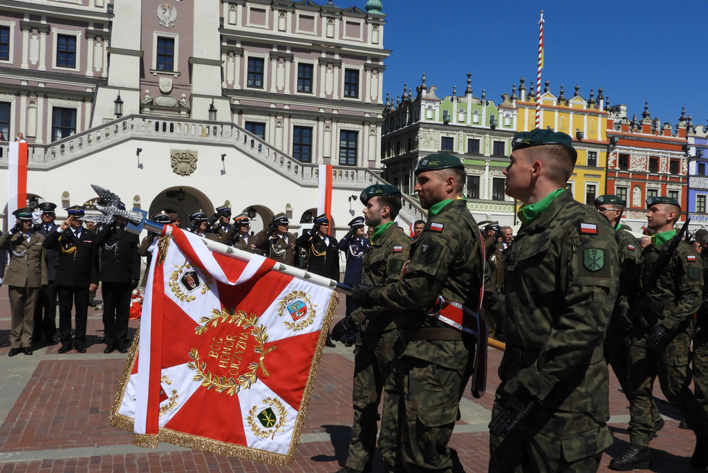 Rynek Wielki w Zamościu obchody rocznicy uchwalenia Konstytucji 3 Maja defilada pododdziałów