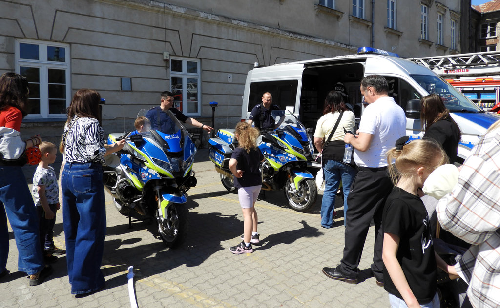 profilaktyczne miasteczko policyjne, dzieci na siedzą na policyjnych motocyklach