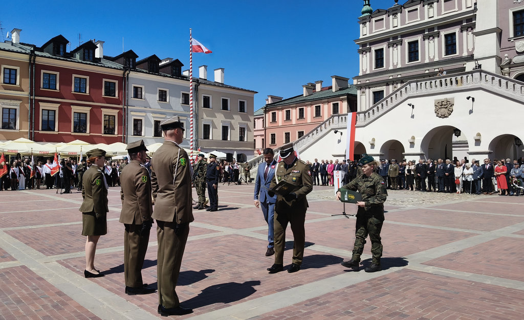 Rynek Wielki w Zamościu obchody rocznicy uchwalenia Konstytucji 3 Maja wręczanie wyróżnień