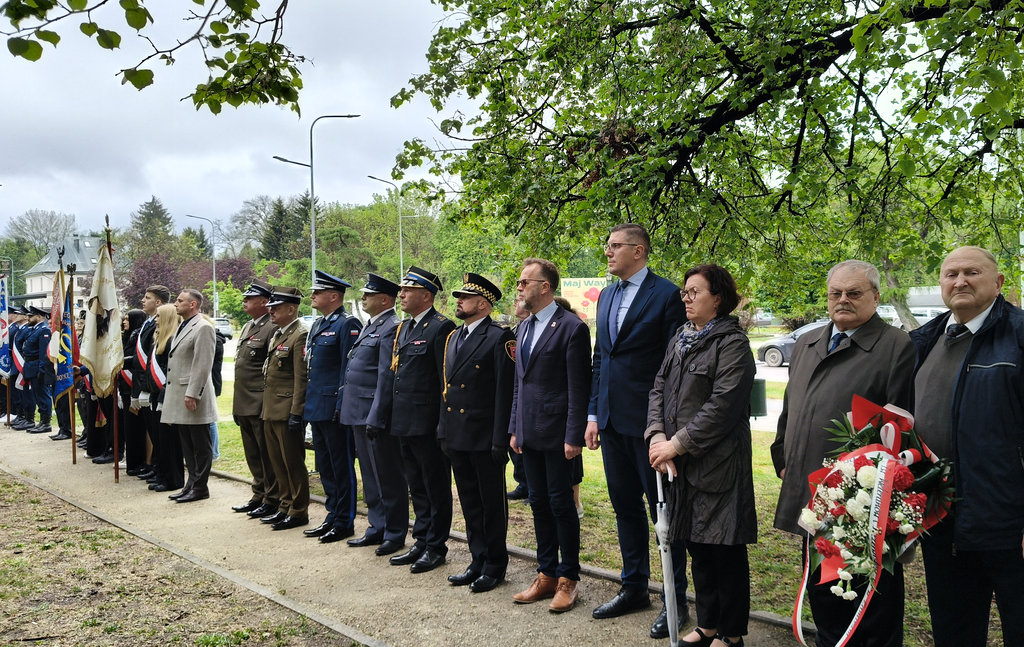 służby mundurowe podczas uroczystych obchodów rocznicy zakończenia II wojny światowej