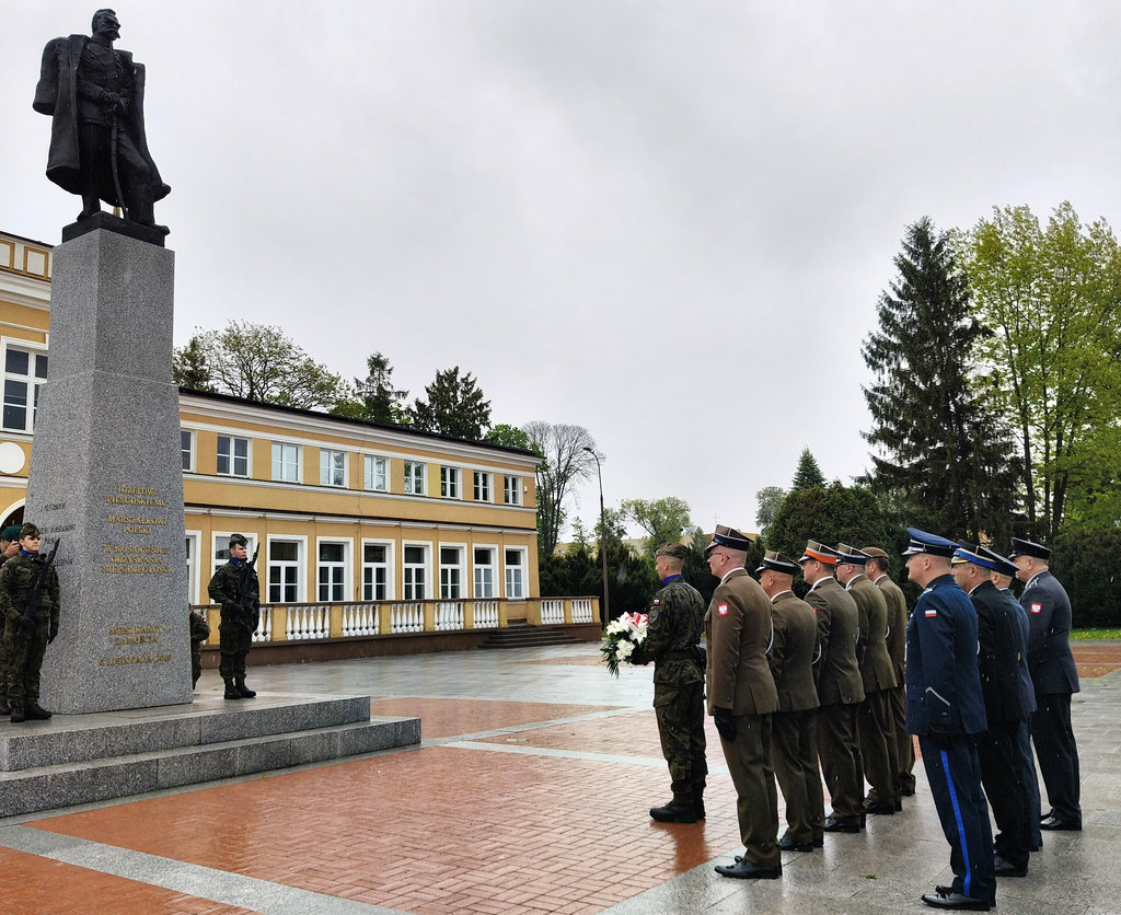 uroczystość upamiętniająca śmierć Józefa Piłsudskiego, służby mundurowe przed pomnikiem Marszałka