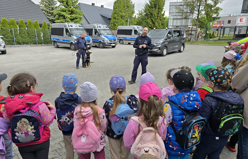 policjanci z psami służbowymi i dzieci w czasie spotkania profilaktycznego