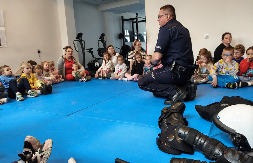 policjant i dzieci w czasie spotkania profilaktycznego