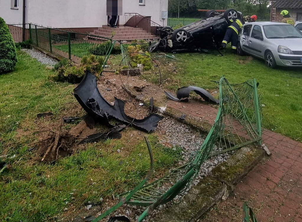 podwórze, dwa samochody osobowe uszkodzone 