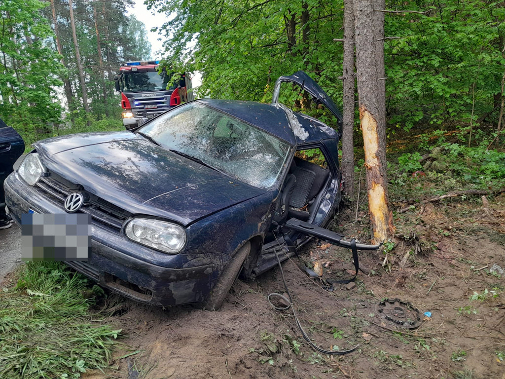 osobowy volkswagen uderzył w drzewo 