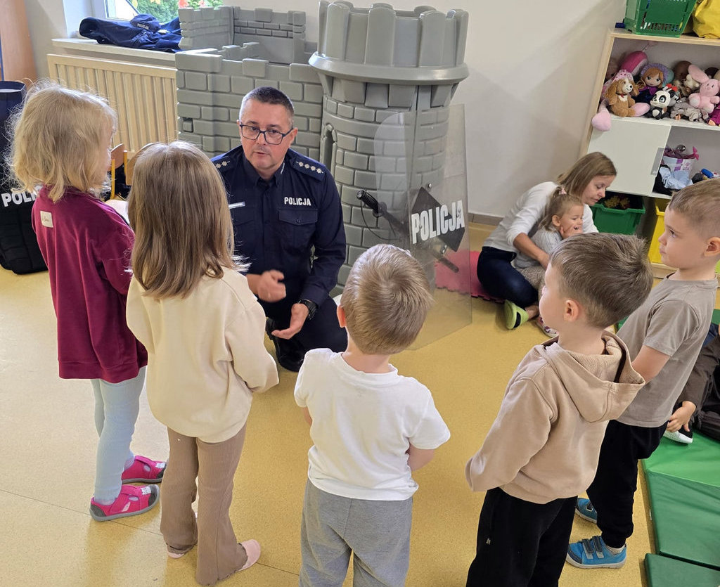 policjant wśród dzieci w czasie spotkania profilaktycznego