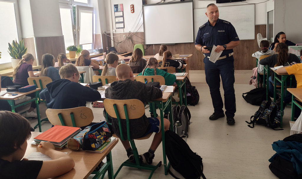 policjant i dzieci w czasie konkursu profilaktycznego