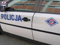 zdjęcie boku radiowozu z napisem Policja