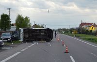 fot. policjantka kierująca ruchem w miejscu wypadku