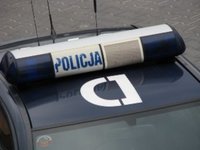 dach radiowozu z literą &quot;D&quot; i podświetlanymi napisami &quot;Policja&quot;