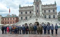 goście i kadra KMP w Zamościu podczas Święta Policji na Rynku Wielkim